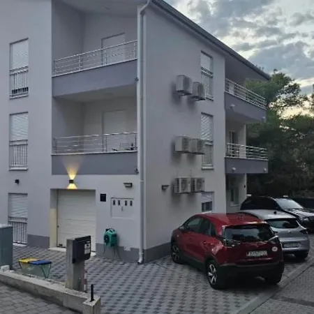 Spacious With Outdoor Swimming Pool In - Two Bedroom Apartment Trogir