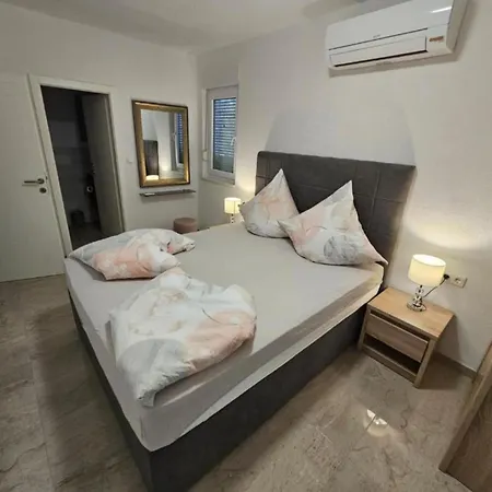 Spacious With Outdoor Swimming Pool In - Two Bedroom Apartment Trogir